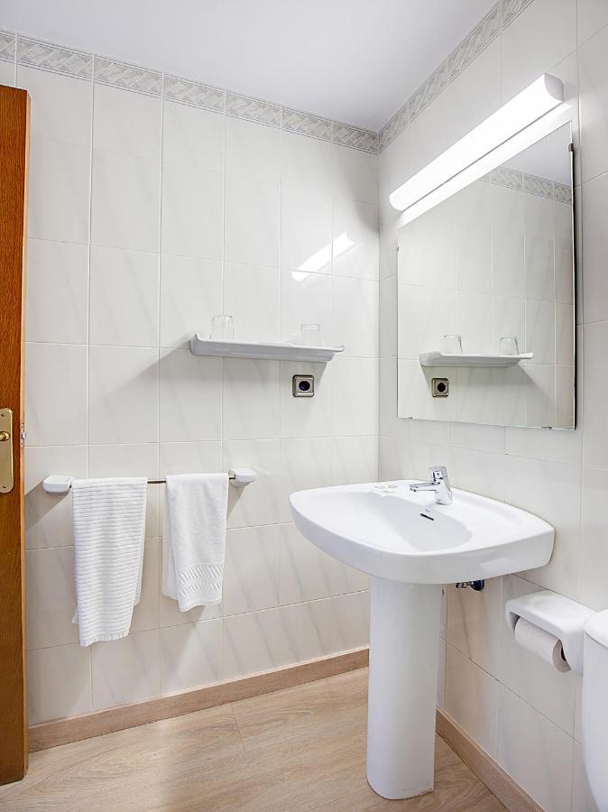 Hotel Restaurante Blanc I Negre 2 アグラムント エクステリア 写真